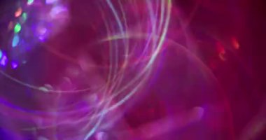 Konfeti parlıyor. Bulanık renkli ışık. Bokeh soyut arka planında yüzen yeşil mor kaleydoskop yuvarlak lens fişeği.