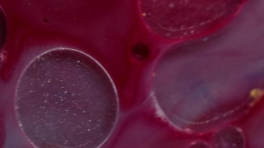 Dikey video. Boya sarmalı akışı. Sıvı sim. Renk kıvrımı. Dönüşümlü yağ damlası. Bileşen yoğunluk jölesini karıştırıyorum. Mermer efekt pembe makro merkezkaç.