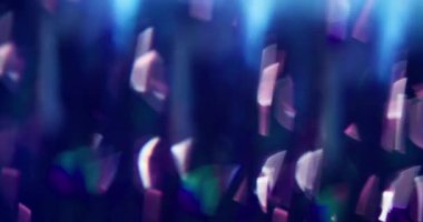 Odaklanmamış parlaklık. Parlayan parçacıklar. Mavi mor pürüzsüz odaklanmış bokeh ışık arka planında parlak beyaz pırıltılı lens.