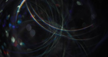 Odaklanamayan ışık patlaması. Gece parlaklığı. Gökkuşağı çok renkli aydınlatma soyut bokeh bulanık arkaplan üzerinde şenlikli mavi lens.