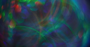 Renkli bokeh ışığı. Bulanık, ışıltılı bir doku. Yeşil mavi turuncu çizgiler optik parçacıklar lens koyu siyah arkaplan parlaklığı.