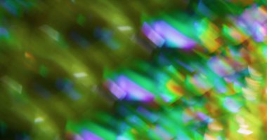 Odaklanmış kaleydoskop fişeği. Kristal doku. Soyut sanat üzerindeki çok renkli mor lens ışık yansıması bulanık arkaplan.