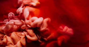 Duman boyası. Buhar bulutu. Su patlamasında çözünmüş mor turuncu renk sıçraması soyut arkaplanda yayılan parçacıklar.