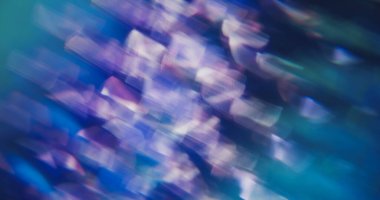 Hafif bir girdap. Parlak partiküller. Beyaz parıltılı mercek mavi mor optik bulanık dumanlı bokeh arkaplanı açıyor.