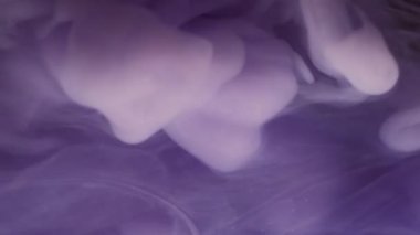 Mistik boya. Duman karışımı. Beyaz menekşe bulutu sıvı pigment gizemli karışım renk soyut menekşe arkaplan. Su dokusu girdap bulanıklığı akışı.