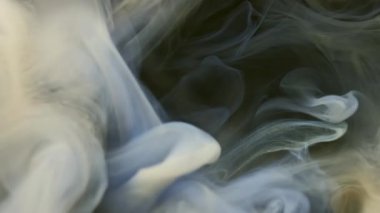 Mistik boya. Sis akışı. Bej menekşe rengi gri duman mürekkebi yumuşak akış suyu karışımı döker. Siyah mistik yüzey rengi sanat odaklanmış sis arkaplanı.