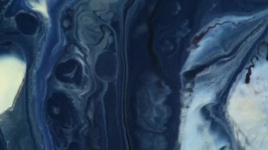 Mermer lekeler. Akış parçacıkları. Odaklanmamış siyah mavi renk dalgalanması mürekkep akrilik parlak dokuyu soyut sanat arka planında yüzdürür.