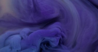 Parlak sıvı. Buhar sanatı. Suyun parlak dokusunda bulanık mor renk boya soyut arkaplanda yüzen kimyasal emülsiyon madde.