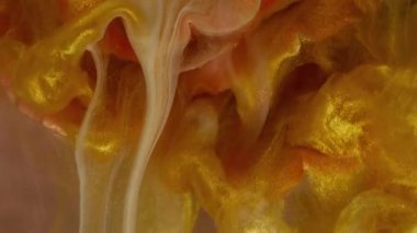Köpüklü sıvı. Akış dumanı. Odaklanmamış bronz, altın sarısı, kırmızı renkli, doğanın parlak mürekkebi soyut, ışıltılı sanat arka planında yüzüyor..
