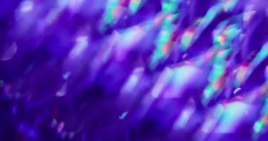 Odaklanamayan ışık. Renkli bir parlaklık. Parlak parçacıklar, yeşil mor gölgeler, bulanık bokeh arkaplanda parlayan lensler..