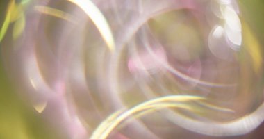 Göz kamaştırıcı. Bulanık ışık. Bokeh ışık soyut arka planda çok renkli pembe daireler mercekleri parlar.