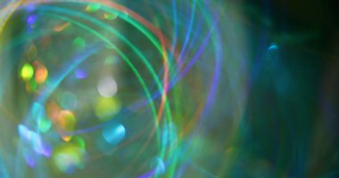Bulanık parıltı. Odaklanamayan parlak işaret fişeği. Bokeh ışık soyut arkaplan üzerinde parlayan yeşil, çok renkli daireler lensi.