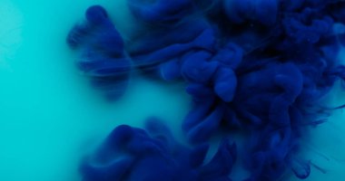 Arkaplanı boya. Renk dumanı. Bulanık mavi su sisi kimyasal emülsiyon dalgası nemli doku akrilik akış sanat soyutlamasına yayılıyor.