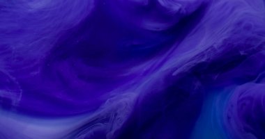 Mürekkep bulutu. Renk dumanı. Bulanık mavi mor su sisi kimyasal ışıltı parıltısı nemli doku akrilik akış sanat soyutlamasına yayılıyor.