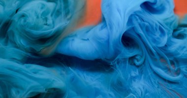 Boya damlası. Atmosferik duman. Odaklanmamış mavi turuncu renk bulut su sıvısı kimyasal sıçrama soyut sanat arka planında yüzüyor.
