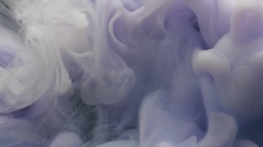 Sis dalgası. Boya akışı. Bulanık suda mor gri beyaz pigment karışımı. Soyut mistik sanatsal sis girdap dokusu arkaplanı.