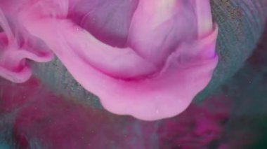 Sanat buharı. Parlak dalga. Pembe boya damlaları düşen cam tırtıklı küre. Yüzen lüks mavi boya soyut su bulanıklığı koyu arkaplan.