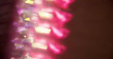 Lens ışığı yansıması. Bulanık parıltı. Çok renkli pembe bokeh açık renk soyut koyu siyah arkaplan üzerinde dönen düz dokular.