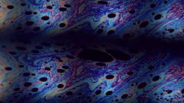 Holografik girdap. Benzin yüzeyi. Renkli bulanık resim boyası sıvı siyah sıvı üzerinde akıyor. Mercek hareketini klonla soyut arkaplan.