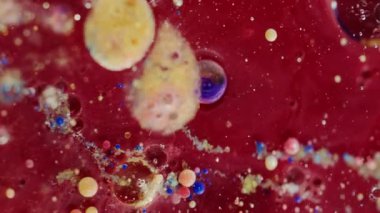 Dikey video. Boya akıyor. Renkli katmanlı emülsiyon. Karşıtlık karıştırma akışı. Jel yağı tozlu sim. Ayrılmış bileşenler kalın kırmızı opak sıvı. Sıvı pigment parçacıkları.