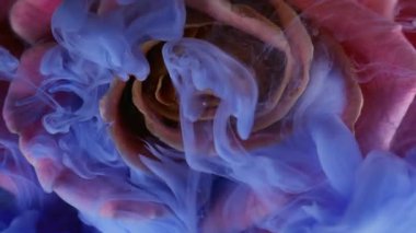 Duman dokusu. Dalga çiçekleri. Odaklanmamış mavi renk bitki yaprakları soyut sanat arka planına yayılan kimyasal su sıvısını resmeder..