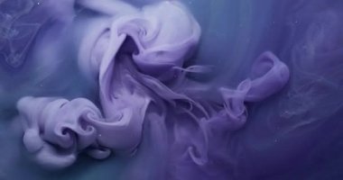 Parıldayan duman. Mürekkep sıçraması. Soyut arkaplanda büyüyen akrilik sıvı kimyasal sisli mor renkli parlak baloncuk.