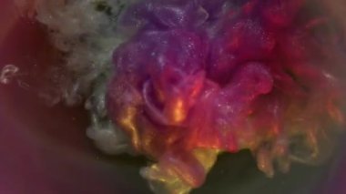 Bulut karışımı. Duman sıçrıyor. Mor menekşe, gümüş sprey, mürekkep parlatıcısı patlama karışımı. Odaklanmamış arka plan lensi hafif pofuduk rengi.