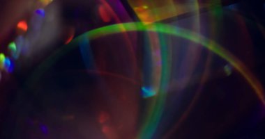 Odaklanmamış renk yansıması. Daire şeklinde bir bakış. Bulanık bokeh ışık arka planında yeşil mavi turuncu kaleydoskop mercek parlaklığı.