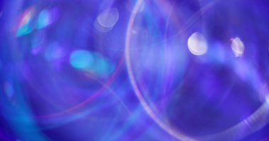 Dönen daire. Bulanık parlak bir parıltı. Bokeh hafif kaleydoskop modern arka planda çok renkli pembe daireler mercekleri parlıyor.