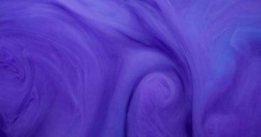 Soyut sis. Mürekkep at. Odaklanmamış mor renkli bulut dokusu suyun içinde kimyasal sıvı sanat arka planında akıyor..