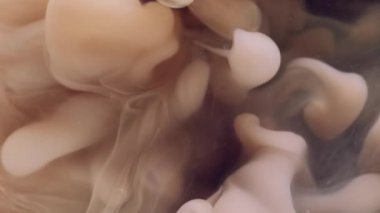 Duman dalgası. Duman bükme. Renksiz bej rengi gri kahverengi sızıntı su bulanık yüzeyi. Fantezi arka plan sıvısı soyut sis deseni dokusu.