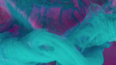Sanat sıvısı. Neon boya. Parlak mavi boya akışı pembe mor cam küp yüzeyine yayıldı. Yağlı su pigment karışımı soyut arkaplan bulanıklığı.