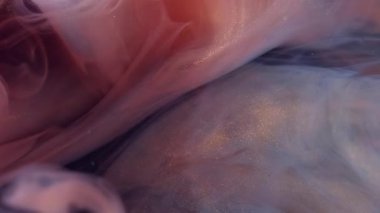 Parıldayan duman. Pigment akışı. Islak soyut bulanık arkaplanda bej turuncu parlak boya dalgası dökülmüş. Yumuşak sis rengi kıvrımlı su dumanı.