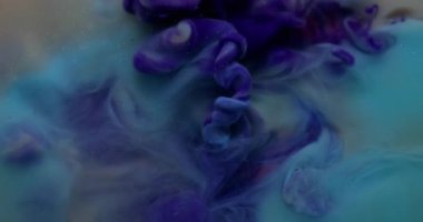 Sis rengi. Sıvı mürekkep. Odaklanmamış mor buhar dokusu kimyasal su akışı akrilik madde soyut arkaplanda yayılıyor.