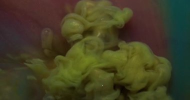 Parıldayan su. Akış parçacıkları. Soyut akrilik arka planda çözünmüş sarı mor parlak mürekkep kimyasal madde dumanı.