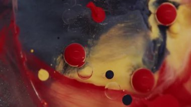 Dikey video. Yağ çemberi boyası. Düşürme katmanı karışımı. Emülsiyon su jeli akrilik peçe. Duman mermer sıvısı etki ediyor. Tepki sanatı. Şeffaf opak dönüşüm bileşeni.