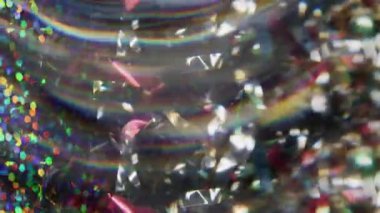 Işık yansıması. Bulanık gökkuşağı parçacıkları. Bokeh efektli soyut arkaplanı açan parlak sarı ışıklı mercek parlaklığı.