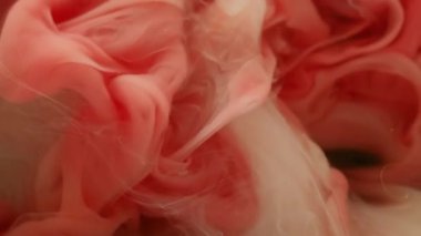 Bulut karışımı. Duman spreyi. Pigment akışı. Kırmızı akış karışımı, arka planda beyaz peçe boyası. Soyut su, sıvı sanat dokusunu çözdü.