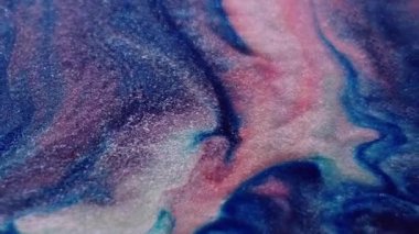 Islak doku. Akrilik dalga. Soyut sanat arka planında parlak su karışımında çözünmüş mavi mor kırmızı kimyasal dalgalanma.