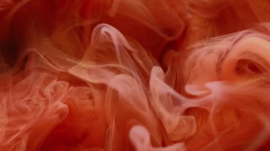 Köpüklü sıvı. Duman boyası. Kırmızı turuncu, pırıl pırıl sisli sanat karışımı suya sıçrıyor. Arkaplan bulanık dokusunda girdap rengi parlak pigment.