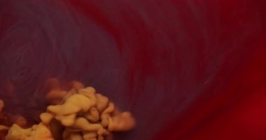 Duman akışı. Soyut mürekkep. Odaklanmamış mor kırmızı renkli duman dokusu yaratıcı arkaplanda yüzen kimyasal sıvıyı harmanlıyor.