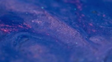 Parlak kabarcıklar. Karışım akışı. Soyut sanat akrilik zeminine yayılan su sıvısındaki pembemsi pembe yağ damlası boyası.