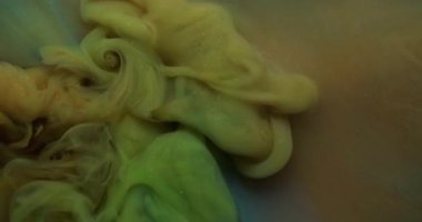 Boya damlası. Atmosferik duman. Odaklanamayan mavi yeşil renk bulut su sıvısı kimyasal sıçrama soyut arka planda yayılıyor.