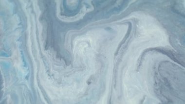 Enamel sıvısı. Boya akışı. Soyut sanat arka planına yayılan odaksız mavi beyaz damlalı kimyasal mermer akrilik su.