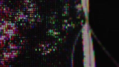Hasarlı matris. Kırık pikseller. Kırık LCD ekranın siyah ıslak yüzeyi ve renkli tanecikli başarısız noktalar. Parlayan monitör çizikleri.