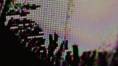 Kusurlu görüntü. Grunge pikseli. Kırık cam dijital yüzeyi olan ekran matris deformasyonu. Gökkuşağı sönmüş parlamasını üstüste koy.