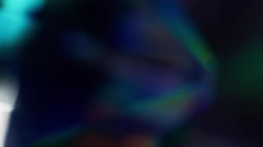 Bokeh elması. Kristal kırılma ışığı. Renkler gökkuşağı efektini değiştirir. Yerinden oynamış objektifin camları pürüzsüz bir yansımaya bakıyor. Yapay elmas kırılması.