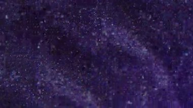 Görüntü pırıltısı. Parıldayan parçacıklar. Parlak mor beyaz renkler parlak parlak parçalar boya mürekkebi kıvrımları koyu soyut arkaplanda hareket ediyor.