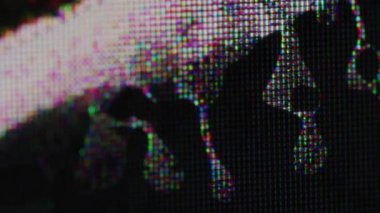 VHS sesi. Kırık ekran. Dalgalı siyah sıvıyı hasarlı yüzey plazma televizyonuna yayıyor. Renkli piksellerin Grunge yansıması bulanık efekt.