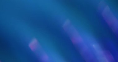 Fişeği yansıt. Odaklanmamış pırıltı kıvrımı. Soyut beyaz parıldayan lens parçaları bulanık mavi sisli bokeh ışık arka planında dönüyor.